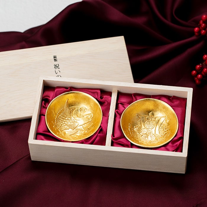 盃セット 祝い 金箔 2個入り ( 能作 母の日 早割 プレゼント 初任給 巳 蛇 十二支 2025年 開運 高岡銅器 結婚 出産 内祝い 引き出物 金婚式 誕生日プレゼント 還暦祝い 古希 喜寿 米寿 退職 定年 プレゼント お祝い お返し お礼 令和 海外 日本 男性 女性 日本製 )