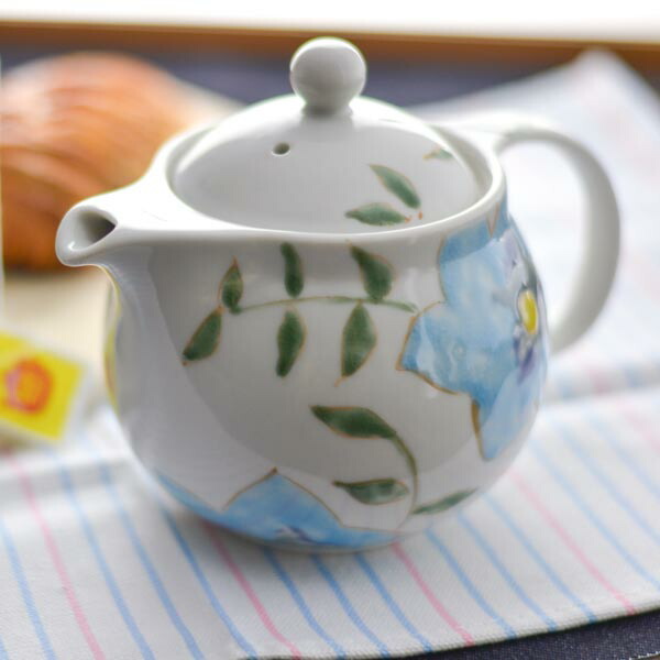 九谷焼 ポット急須 しあわせの花 茶こし付き ( ティーポット お茶 煎茶 日本茶 おすすめ 九谷焼 結婚 出産 内祝い 引き出物 金婚式 誕生日プレゼント 還暦祝い 古希 喜寿 米寿 退職 定年 プレゼント お祝い お返し お礼 令和 両親 父 母 男性 女性 日本製 おすすめ )｜伝統本舗 6,023円