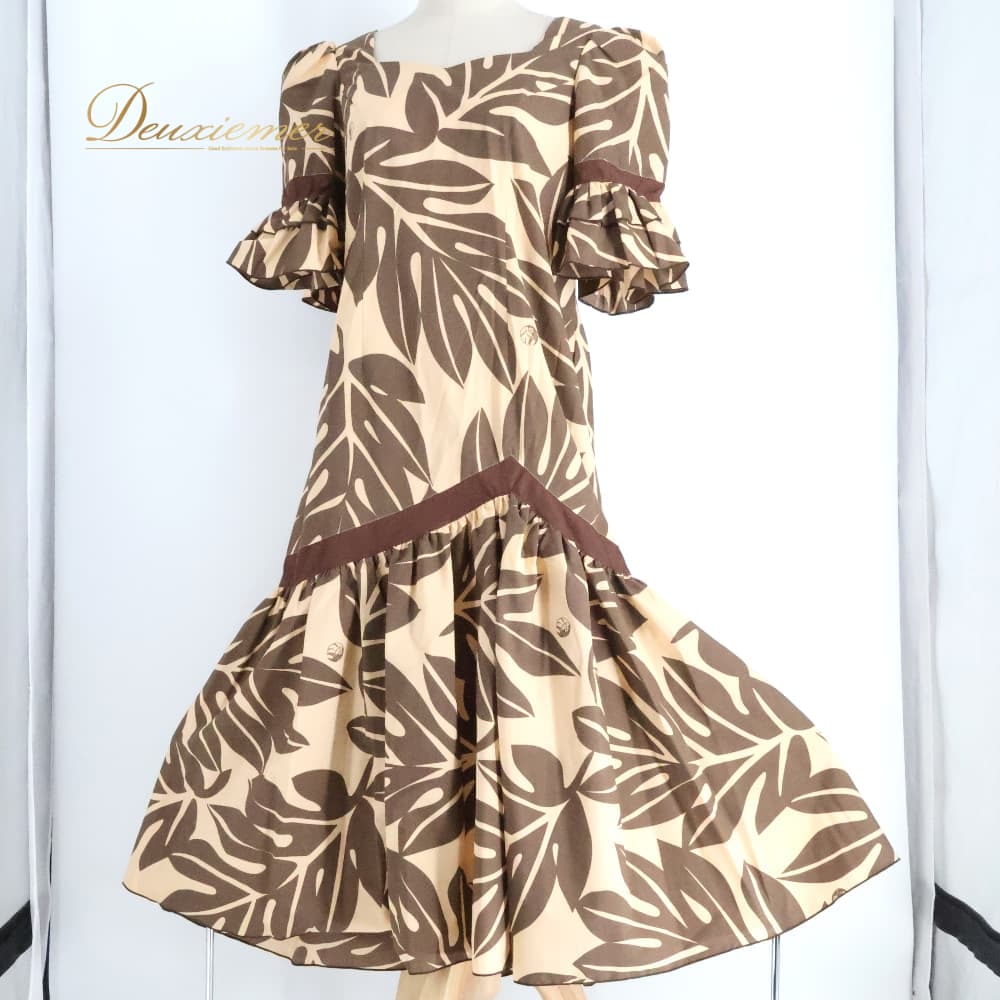 【中古】 ALOHA STANDARDS アロハスタンダード フラダンス 衣装 ワンピース ドレス ベージュ系 ブラウン系 日本製 フリル ラウアエ柄 かわいい 華やか 鮮やか 明るい 茶 ハワイアン アロハ ハワイアンプリント フラ ダンス レッスン 練習 11サイズ A118-2512019013691｜deuxiemer 店