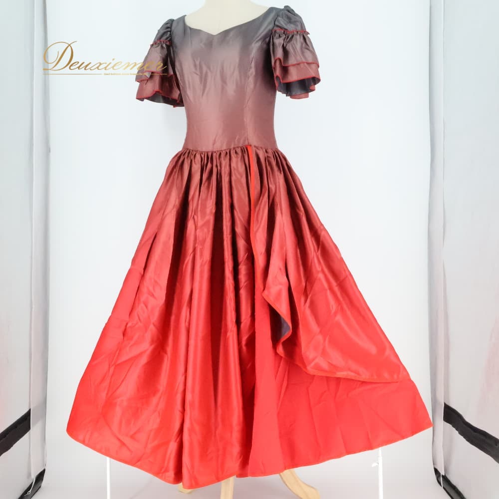 【中古】 CoCoEmily ココエミリー ハワイアンダンス 衣装 ワンピース フラダンス レッド系 グレイ系 グラデーション 無地 フリル レイヤード風スカート 華やか 鮮やか おしゃれ 目を引く かわいい 赤 ハワイアン アロハ フラ ダンス レッスン 3サイズ A105-2512019010102