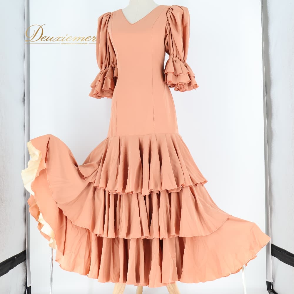 【中古】 trajes sevillanos フラメンコ 衣装 ドレス ワンピース ベージュ系 ピンク系 オレンジ系 ピンクベージュ ボランテ フリル 無地 くすみカラー ダンス パーティ 発表会 ダンス衣装 発表会衣装 舞台衣装 ステージ衣装 38サイズ Z003-2511022001206｜deuxiemer 店