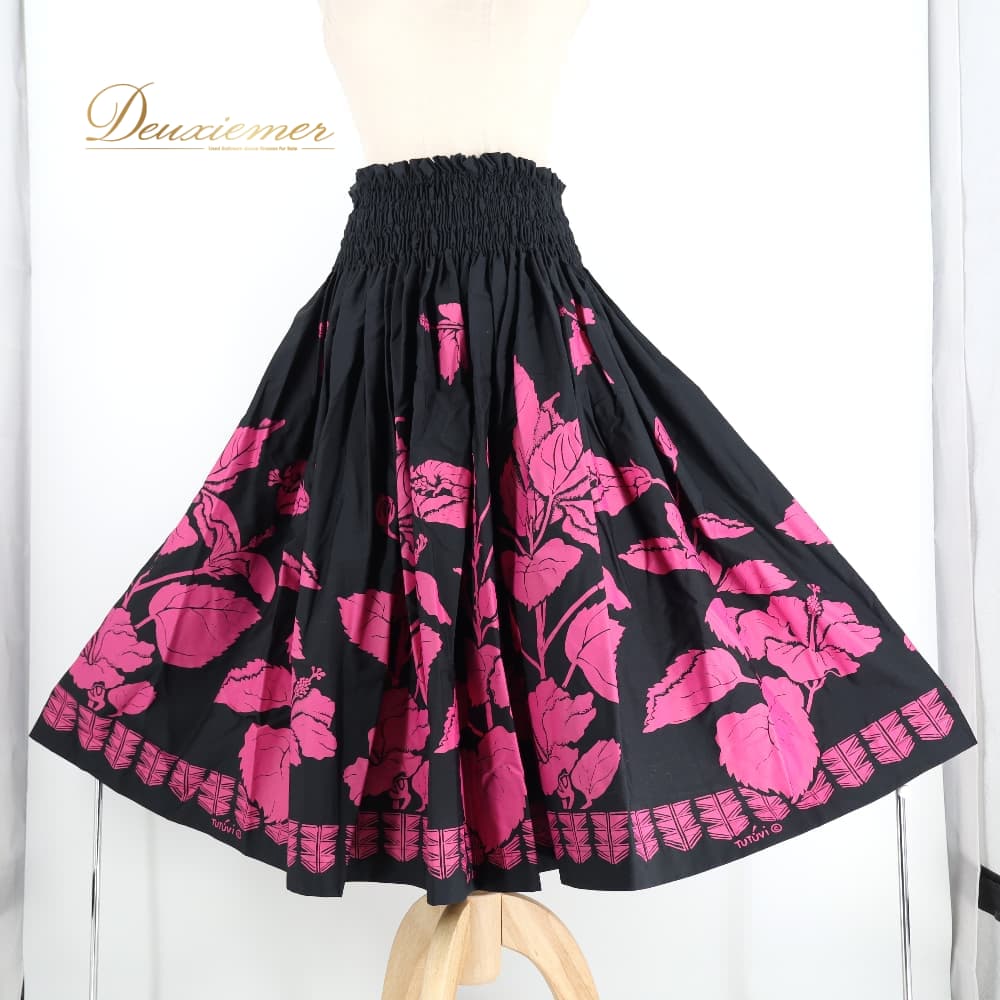 【中古】 TUTUVI ツツビ フラダンス 御召しもの パウスカート 黒いこと系 ハイビスカス柄 モンステラ柄 花柄 草木柄 ハワイアン刷り上げる ハワイアン ハワイアン社交ダンス アロハ フラ 社交ダンス 習い事 訓練を受ける シングル スコート 太陽フレア さくら色系 黒 さくら色 晴れ晴れしい A053-2512018010752