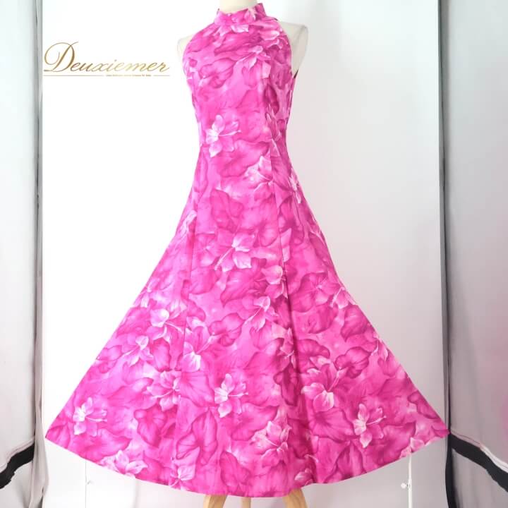 【中古】Hula Ku フラダンス 衣装 ワンピース ドレス ピンク系 日本製 ハイビスカス柄 モンステラ柄 ハワイアンプリント アロハ フラ ダンス レッスン 練習 ハワイアン ノースリーブ ハイネック 華やか 鮮やか かわいい おしゃれ 上品 大人っぽい F002-2512019007447