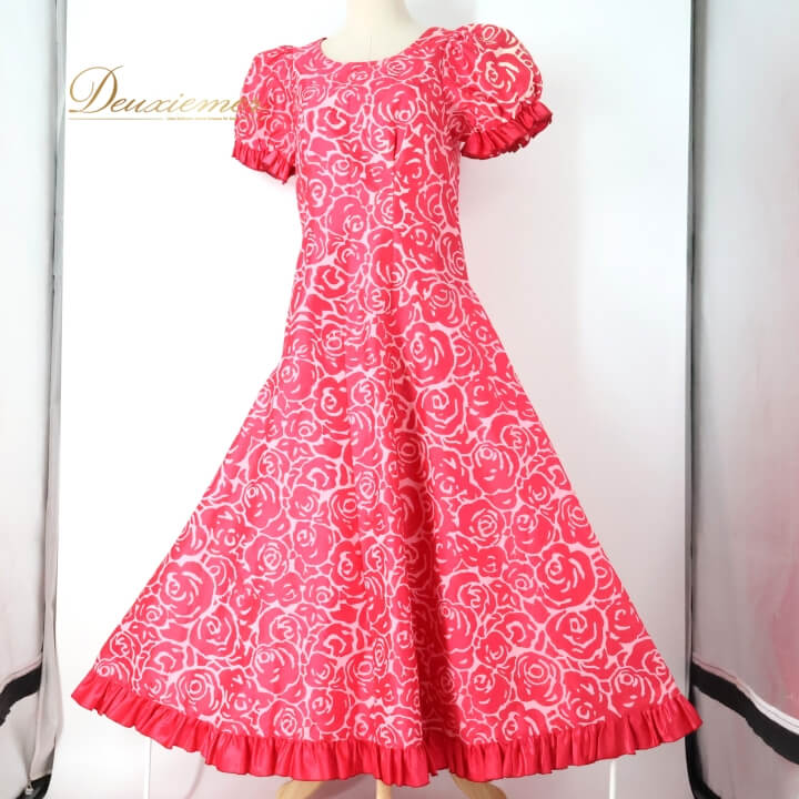 【中古】フラダンス 衣装 ワンピース ドレス ピンク系 バラ柄 ロケラニ柄 花柄 フラワープリント ハワイアン アロハ フラ ダンス レッスン 練習 フリル パフスリーブ 半袖 華やか 鮮やか かわいい おしゃれ 上品 フレアスカート ホワイト系 ピンク 白 F052-2512019007874