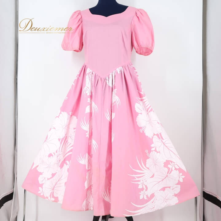 【中古】T&L MUUMUU FACTORY フラダンス 衣装 ワンピース ドレス ピンク系 フラ ダンス 白ハイビスカス柄 アンスリウム柄 ハワイアン アロハ かわいい 明るい ハワイアンプリント 花柄 ホワイト系A133-2512019004682