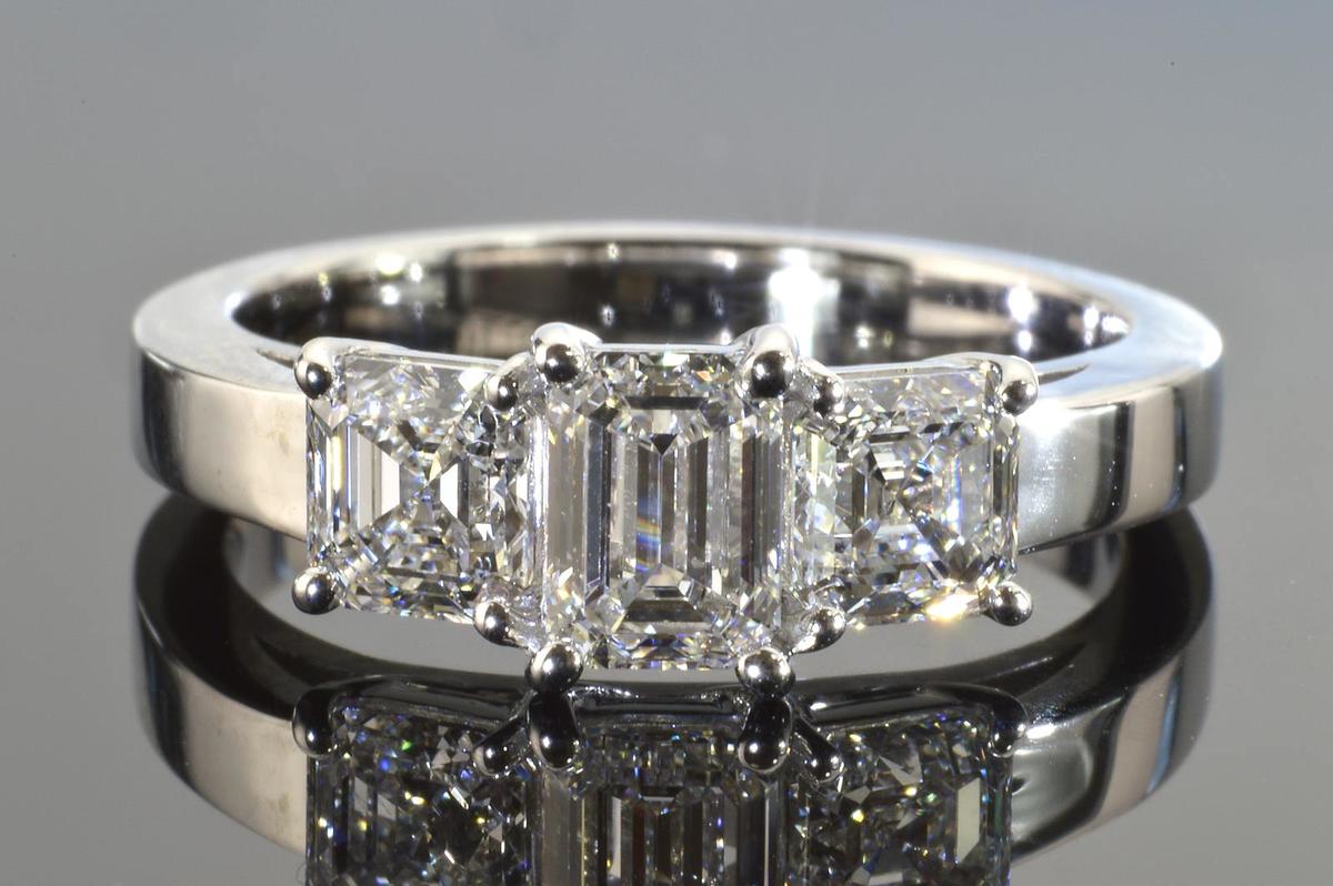 diadia: 다이아몬드 D 컬러 IF 다이아몬드 3 스톤 다이아몬드 반지! 0.6 캐럿 에메랄드 컷 다이아몬드 00.3 캐럿