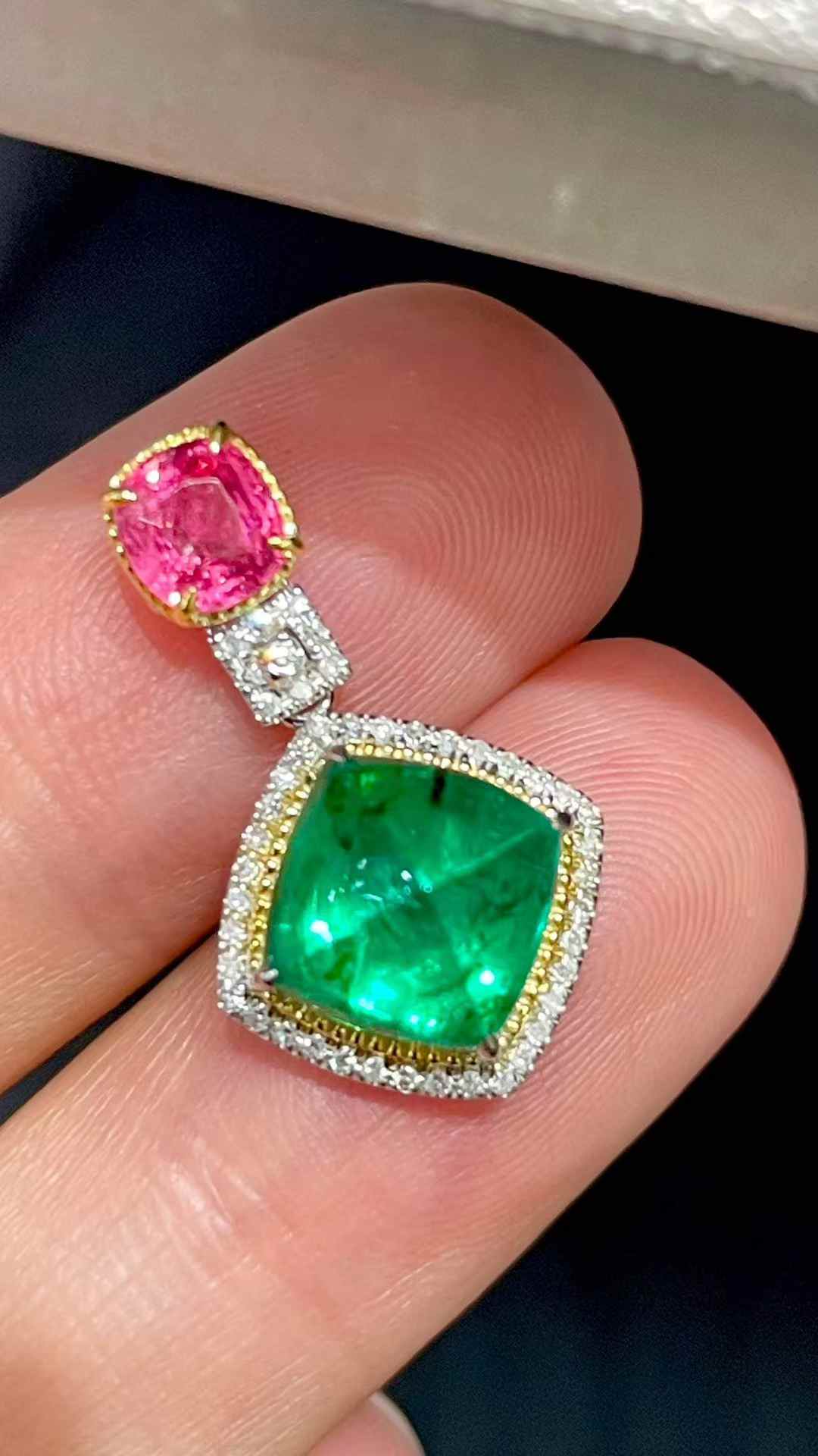 2.51ct シュガーローフ エメラルド ペンダントトップ 「深緑に揺らめく、光のしずく—— 2.51カラットの蛍光が紡ぐ、自然の息吹。」|Diamond Celeb