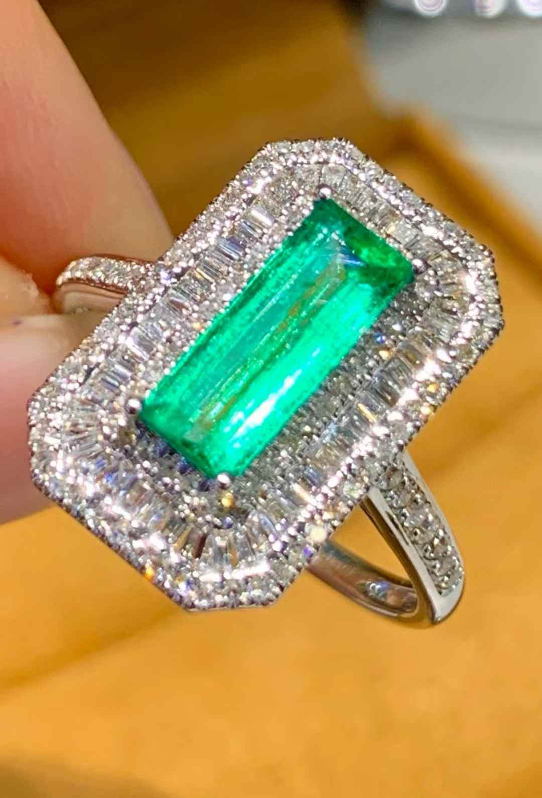 1.05ct スワット産 エメラルド エメラルドカット リング 18Kホワイトゴールド|Diamond Celeb