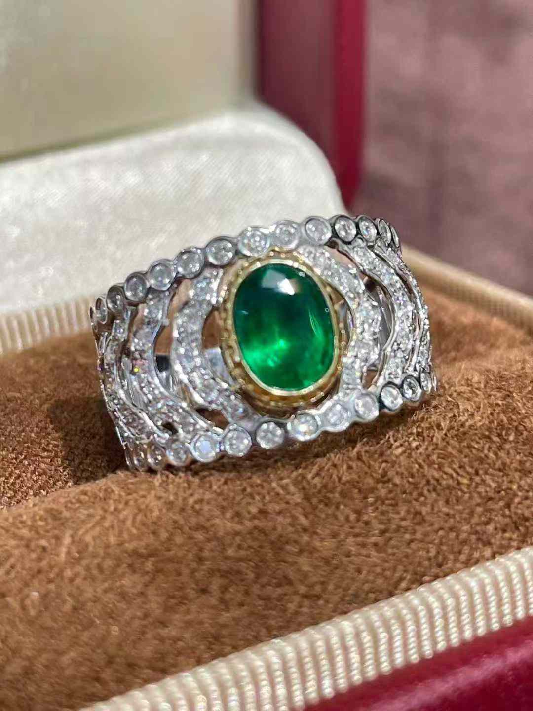 0.71ct 天然エメラルド オーバルカット リング K18ホワイトゴールド・イエローゴールド|Diamond Celeb