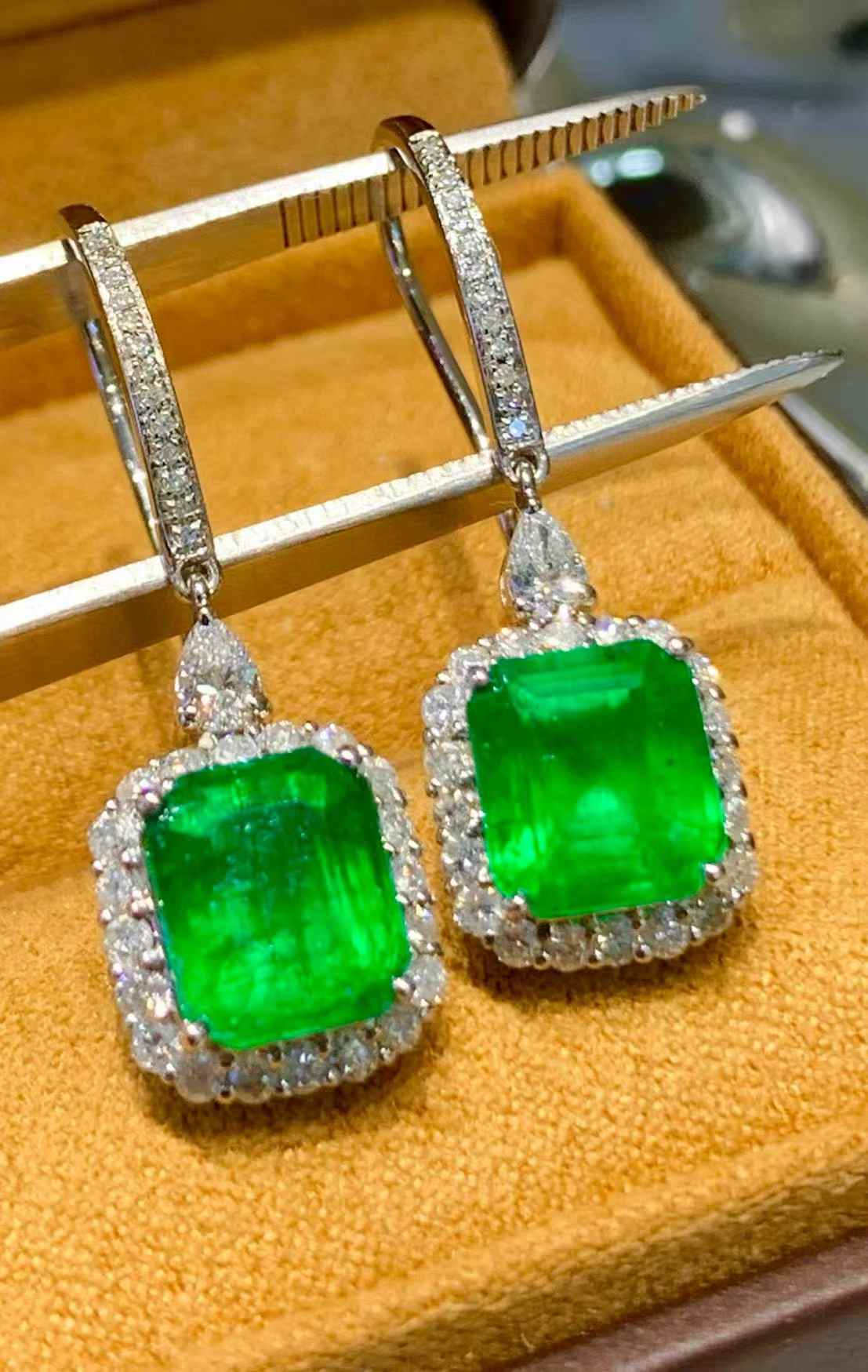 4.28ct 天然エメラルド（パキスタン・スワット産）ピアス PT950プラチナ