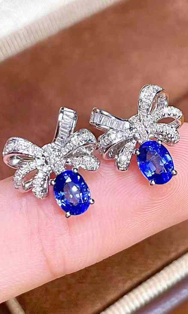 1.10ct 天然サファイア オーバルカット ピアス 18Kホワイトゴールド｜Diamond Celeb