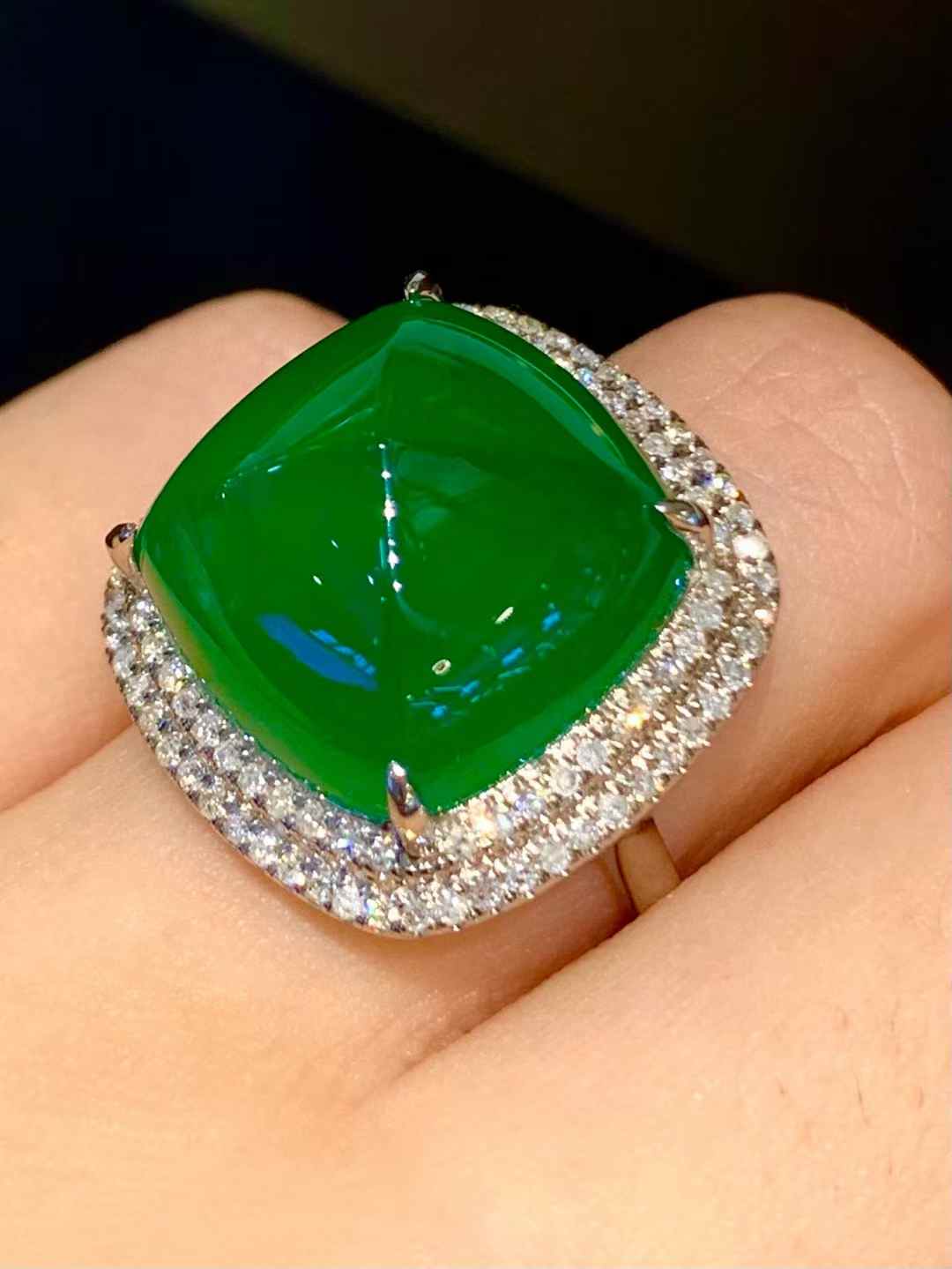 18.50ct 天然エメラルド シュガーローフカット リング PT950プラチナ｜Diamond Celeb