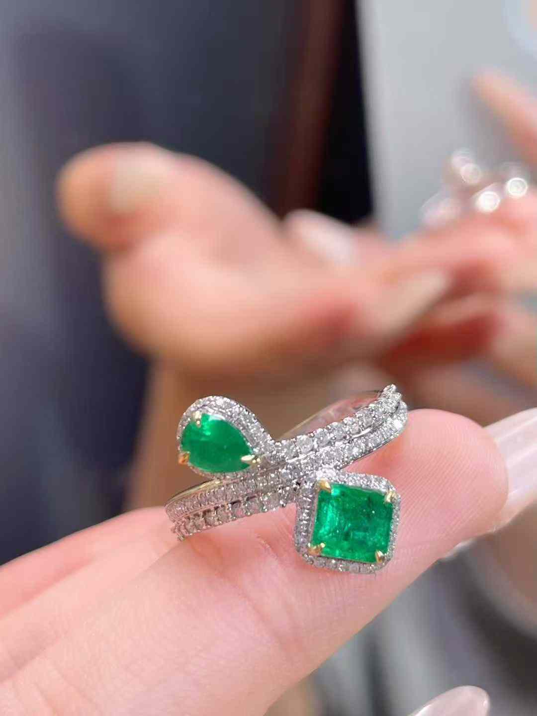 【約1.0ct ヴィヴィッドグリーン エメラルド リング】 18Kホワイトゴールド
