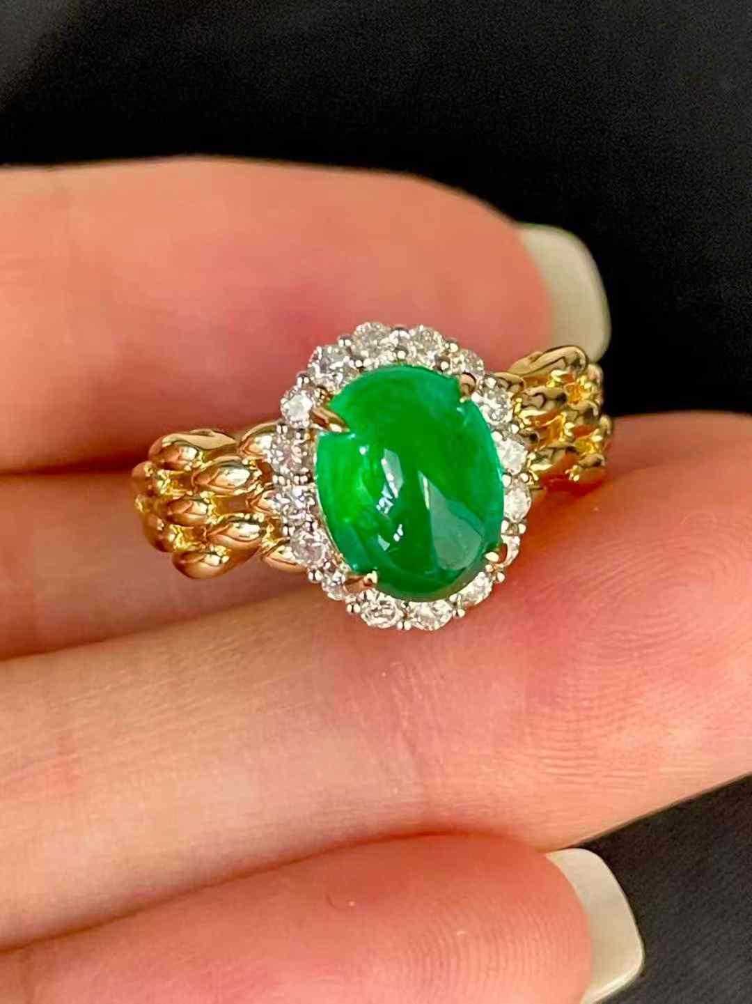 【約2.3ct 蛍光感 ヴィヴィッドグリーン エメラルド リング】 18Kイエローゴールド|Diamond Celeb