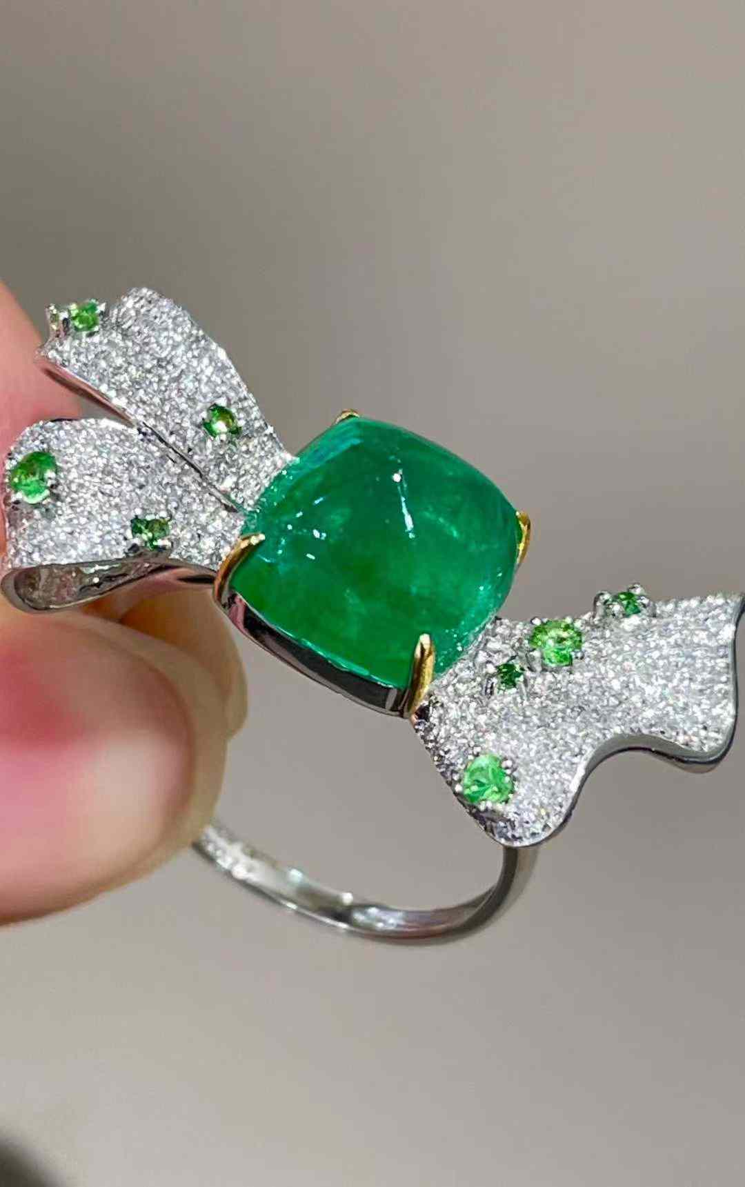 【約4.0ct シュガーローフカット ヴィヴィッドグリーン エメラルド リング】 18Kホワイトゴールド 231,750円