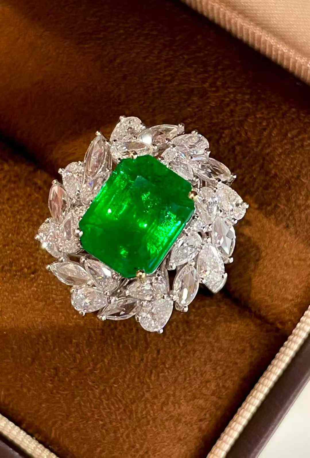 【約4.2ct ヴィヴィッドグリーン エメラルド リング】 18Kホワイトゴールド|Diamond Celeb