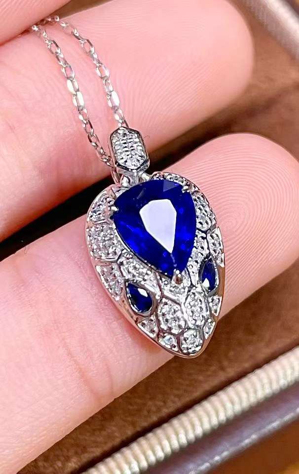 【約1.5ct スリランカ産 ロイヤルブルー サファイア ヘビモチーフ ペンダント】 PT950 プラチナ|Diamond Celeb