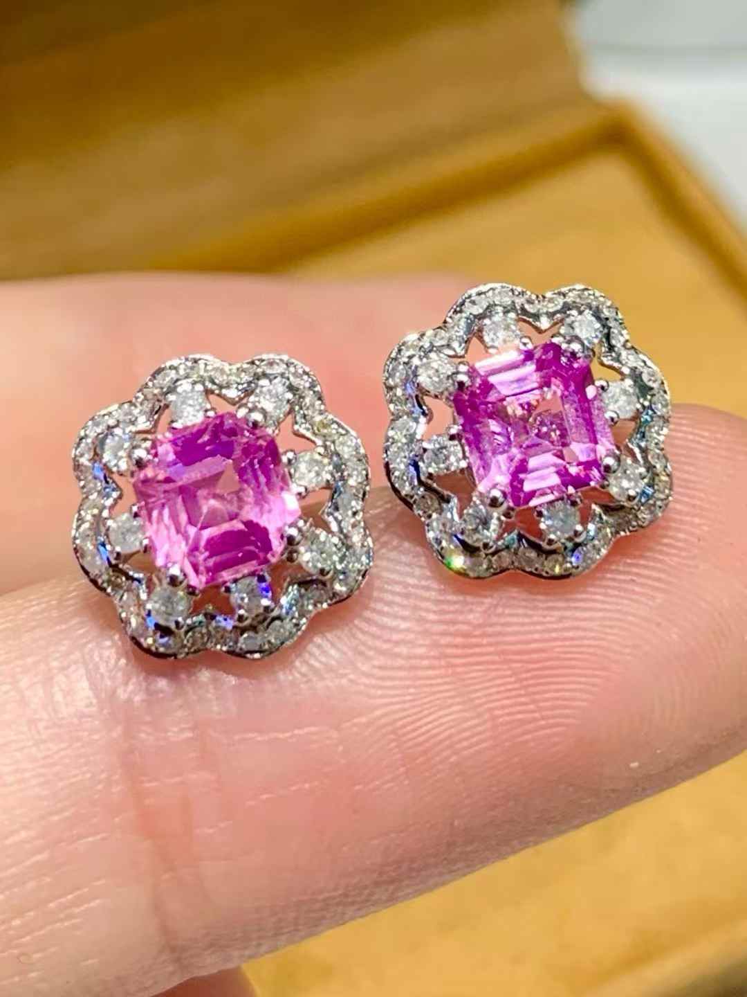 【合計約1.02ct 非加熱 エメラルドカット ピンクスピネル ピアス】18Kホワイトゴールド 小さな花が咲く、可憐で力強い輝き