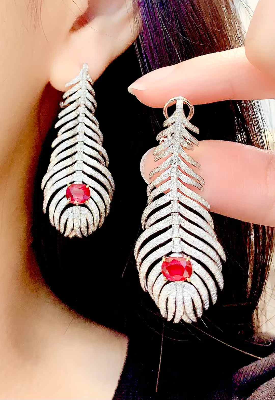 【約1.00ct／1.02ct 非加熱 ピジョンブラッド モザンビーク ルビー フェザーモチーフ ピアス】 18Kホワイトゴールド