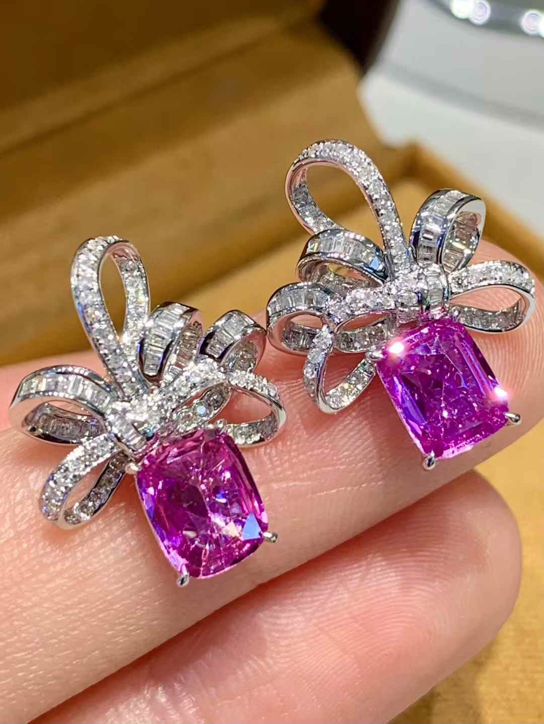 【合計約2.3ct 非加熱 ヴィヴィッドパープル サファイア ピアス】 18Kホワイトゴールド｜Diamond Celeb