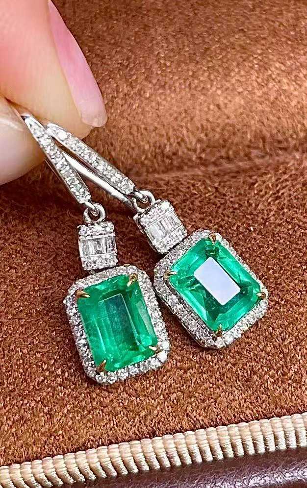1.8ct 天然エメラルド Vivid Green ピアス 18Kホワイトゴールド｜Diamond Celeb