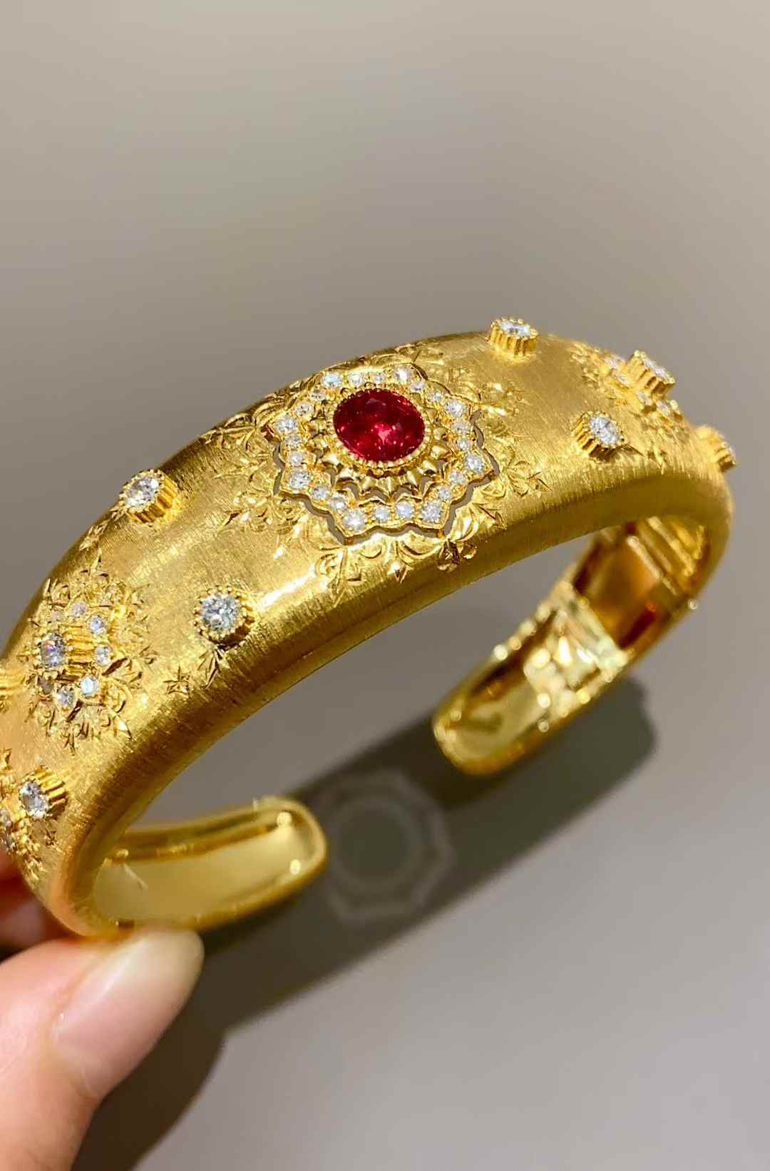 1.00ct 無焼天然ルビー バングル 18Kイエローゴールド｜Diamond Celeb