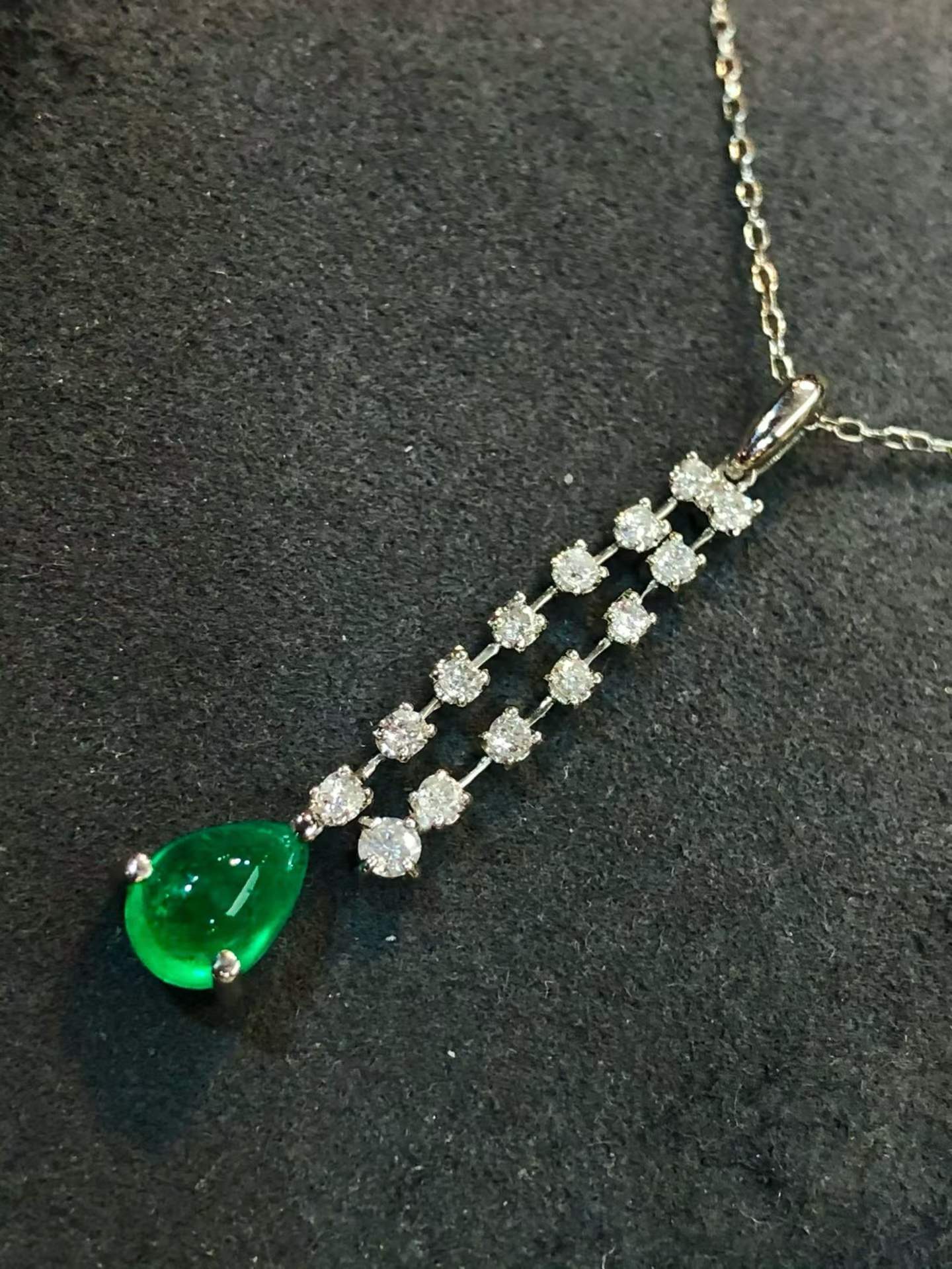 1.00ct 天然エメラルド ペアシェイプカボションカット ネックレス 18Kホワイトゴールド チェーン付き｜Diamond Celeb