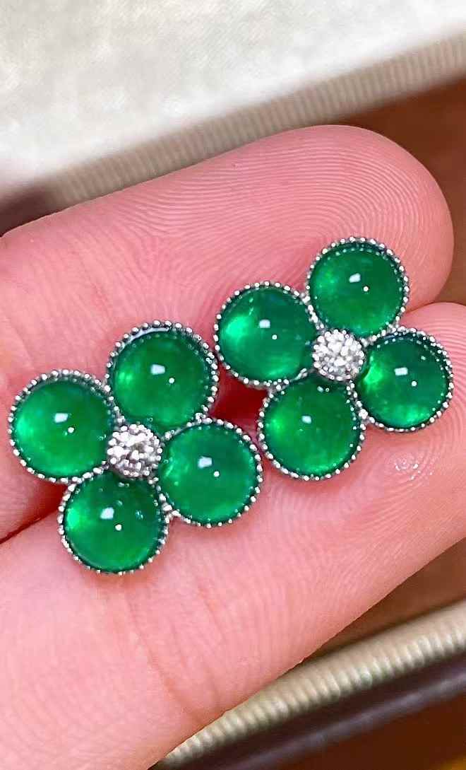 3.3ct 天然エメラルド カボションカット クローバーモチーフ ピアス PT950プラチナ｜Diamond Celeb