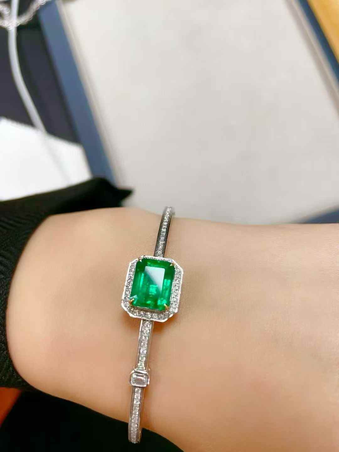 4ct驚愕のコストパフォーマンス！ 4ct ヴィヴィッドグリーン エメラルド バングル プラチナ｜Diamond Celeb