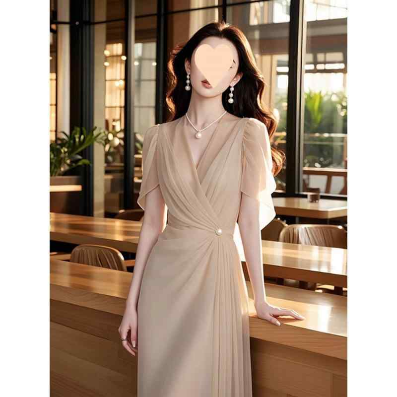 シフォン スコート好いたらしいめ 2025 春の 新型 成人女性服の 飛び切り 一般大衆の フランス共和国 式は 腰の 長々しい 杏 色の 半袖の シフォンの 衣装の 成人女性を 収めます。