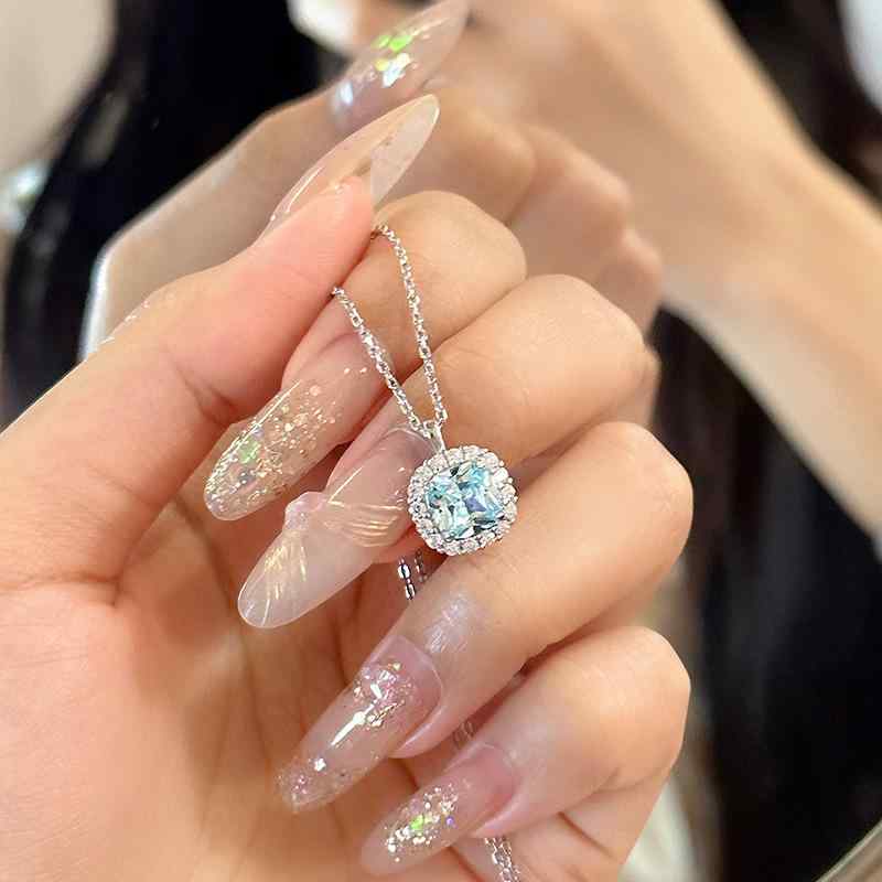 ネックレス 女性用 シルバー アクアブルー 立方体型 チェーン ファッション コーディネート しやすい アクセサリー 普段使い スタイリッシュ ユニーク 形状 軽量