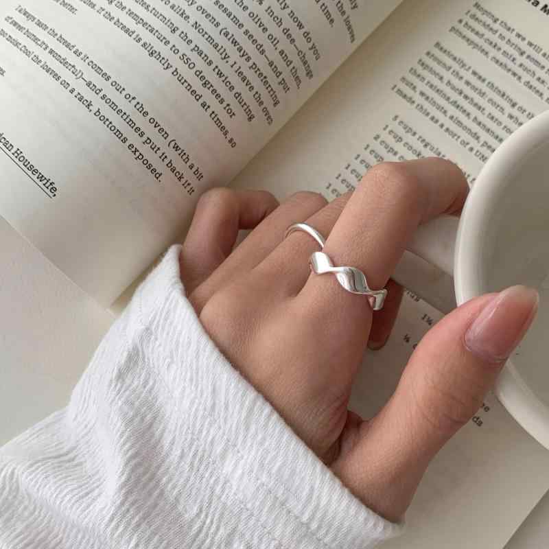 指輪 女性用 銀 ツイスト 不規則 模様 シンプル 高級感 ユニーク リング シルバー アクセサリー スタイリッシュ モダン ジュエリー