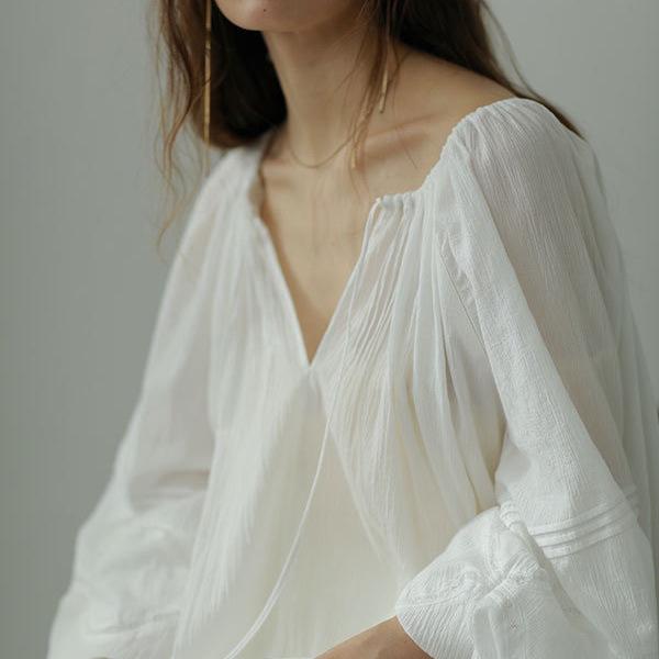 レディース 黒 美脚 シルエット 乾燥 鶴 春夏の 新型 日 系の な 綿糸が 少し 透き通っていて シンプル シャツが ゆったりしていて 着 痩せ している 上着の 女性が います。