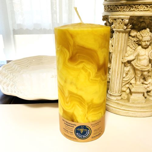 蜜蝋 蝋燭 差しわたし９ｃｍ×高さ２０ｃｍ ピラー蝋燭 みつろう VON FLOTTE BiENEN ボンフロッテビーン  ビーズ蝋涙 成人男性に一般受け！ 差し上げ物に♪ 最御前上等ＦＲＧの蜜ろう ろうそく今めかしい【北海道・沖縄・離島送りとどける不可】