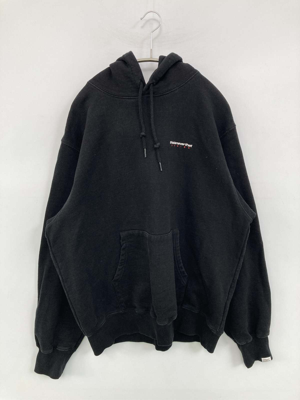 【中古】thisisneverthat ディスイズネバーザット パーカー M 黒いこと 綿織物 裏起毛 うしろ側刷り上げる ワンポイント ブランド名ロゴタイプ ティーシャツ 長袖 メンズ レディース