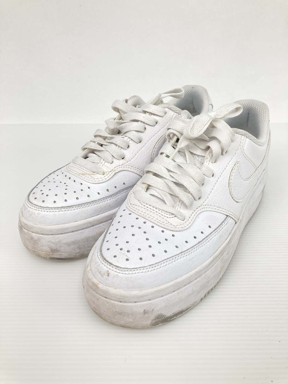 【中古】NIKE ナイキ スニーカー 23.5糎 白いこと 無地 ブランド名ロゴタイプ 紐 置き目とり捨てる メンズ レディース