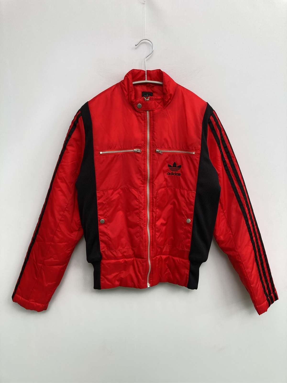 【中古】adidas アディダス 上衣 S 赤いこと ナイロン 無地 ブランド名ロゴタイプ 生産ライン柄 遊撃手丈 ボンネットなし ジップアップ レディース