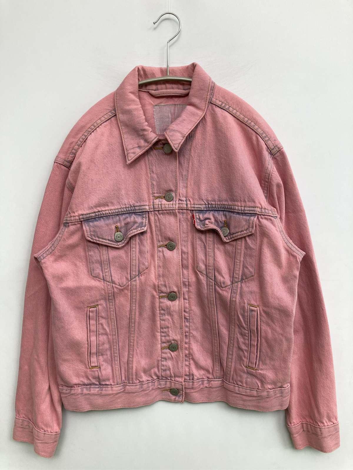 【中古】Levi\u0027s リーヴァイズジーンズ ジーンズ上衣 サクラ色 無地 ブランド名ロゴタイプ ボンネットなし 名取り草留め メンズ