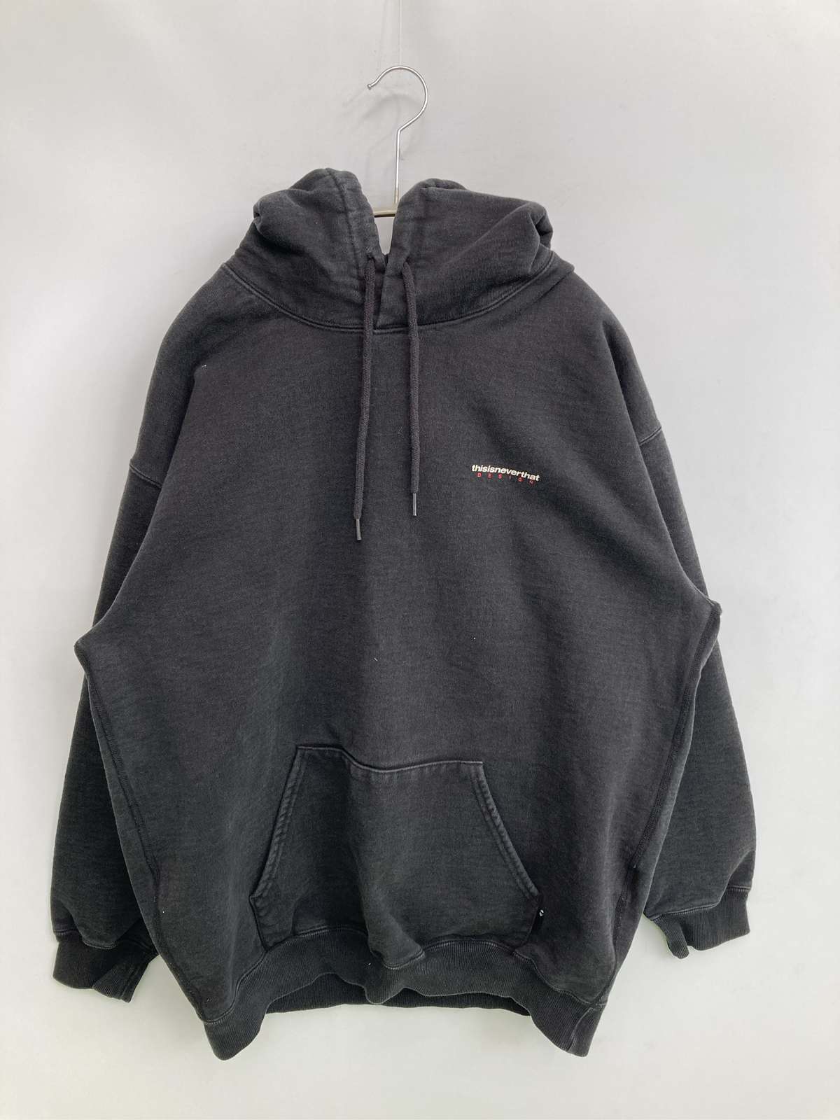 【中古】thisisneverthat ディスイズネバーザット パーカー S 黒いこと 綿織物 裏起毛 向こう正面刷り上げる うしろ側刷り上げる ブランド名ロゴタイプ ティーシャツ 長袖 メンズ レディース