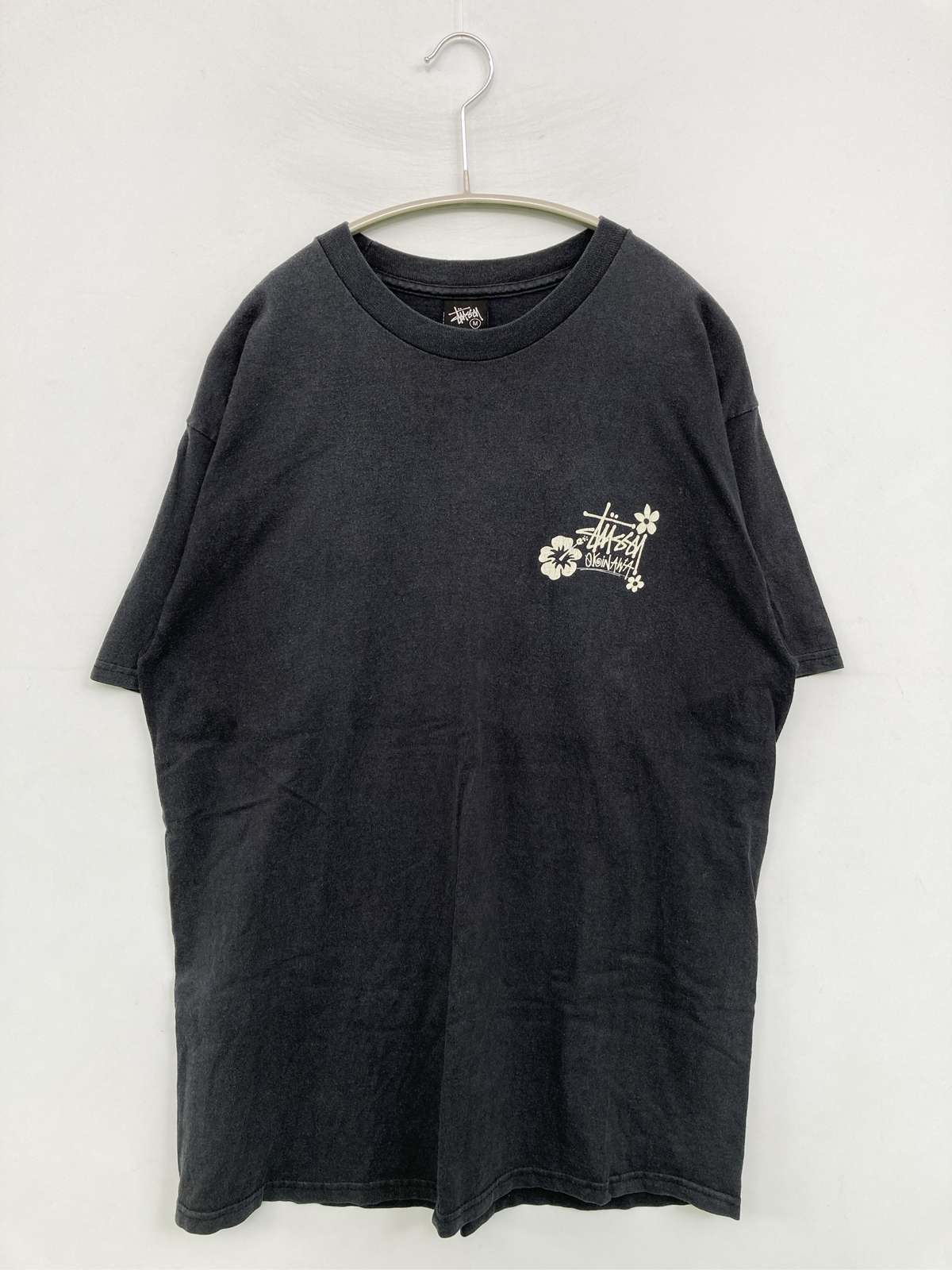 【中古】stussy ステューシー Tシャツ/カットソー M ブラック 前面プリント 無地 バックプリント ブランドロゴ ミドル丈 ワンポイント 半袖 クルーネック(丸首) メンズ｜digdig 店