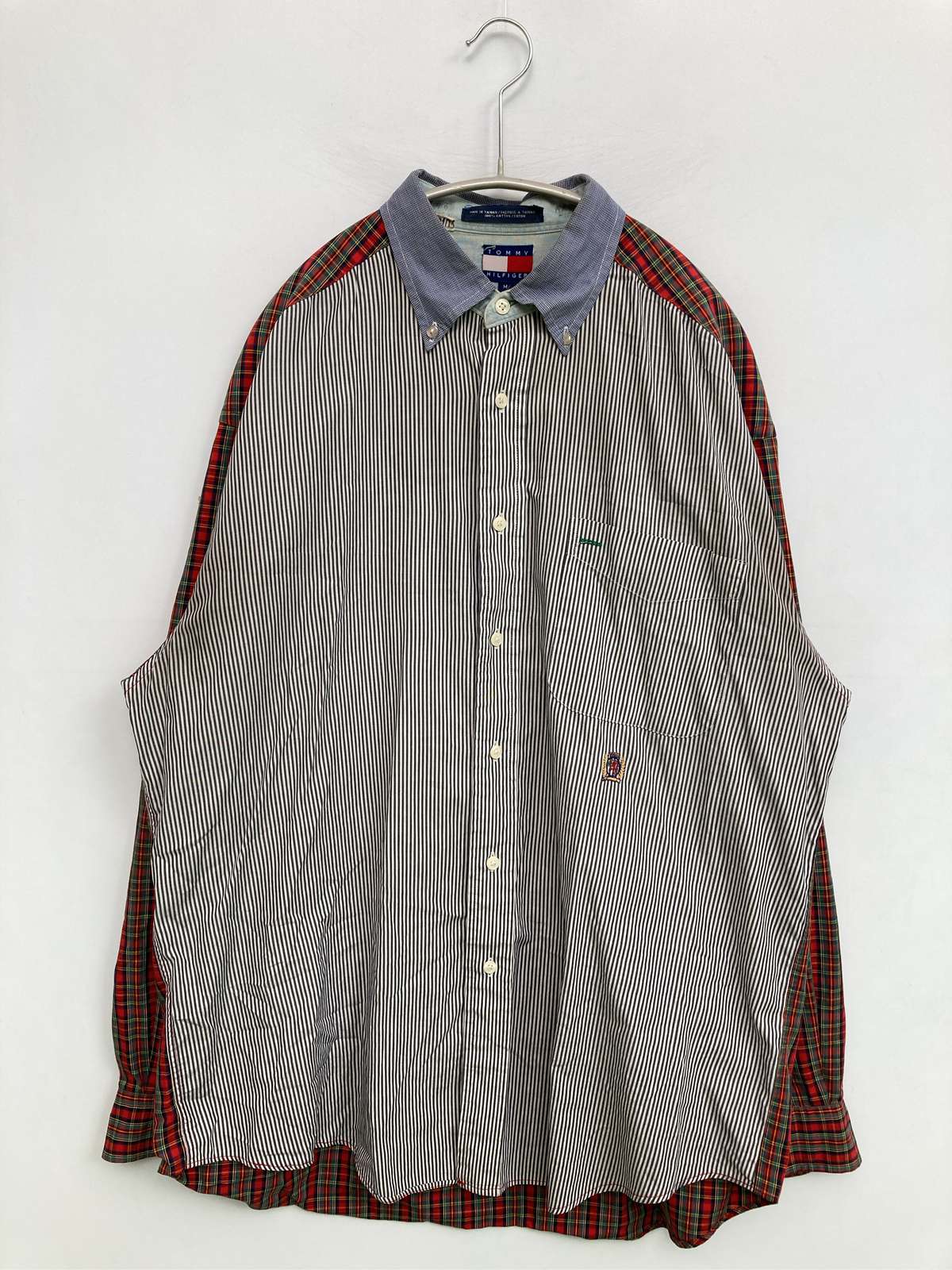 【中古】TOMMY HILFIGER トミーヒルフィガー プルオーバー/トップ M 薄墨色 綿織物 縞模様柄 照合のしるし柄 ワンポイント ブランド名ロゴタイプ 真っただ中丈 長袖 名取り草落ち込む レギュラー色つや メンズ