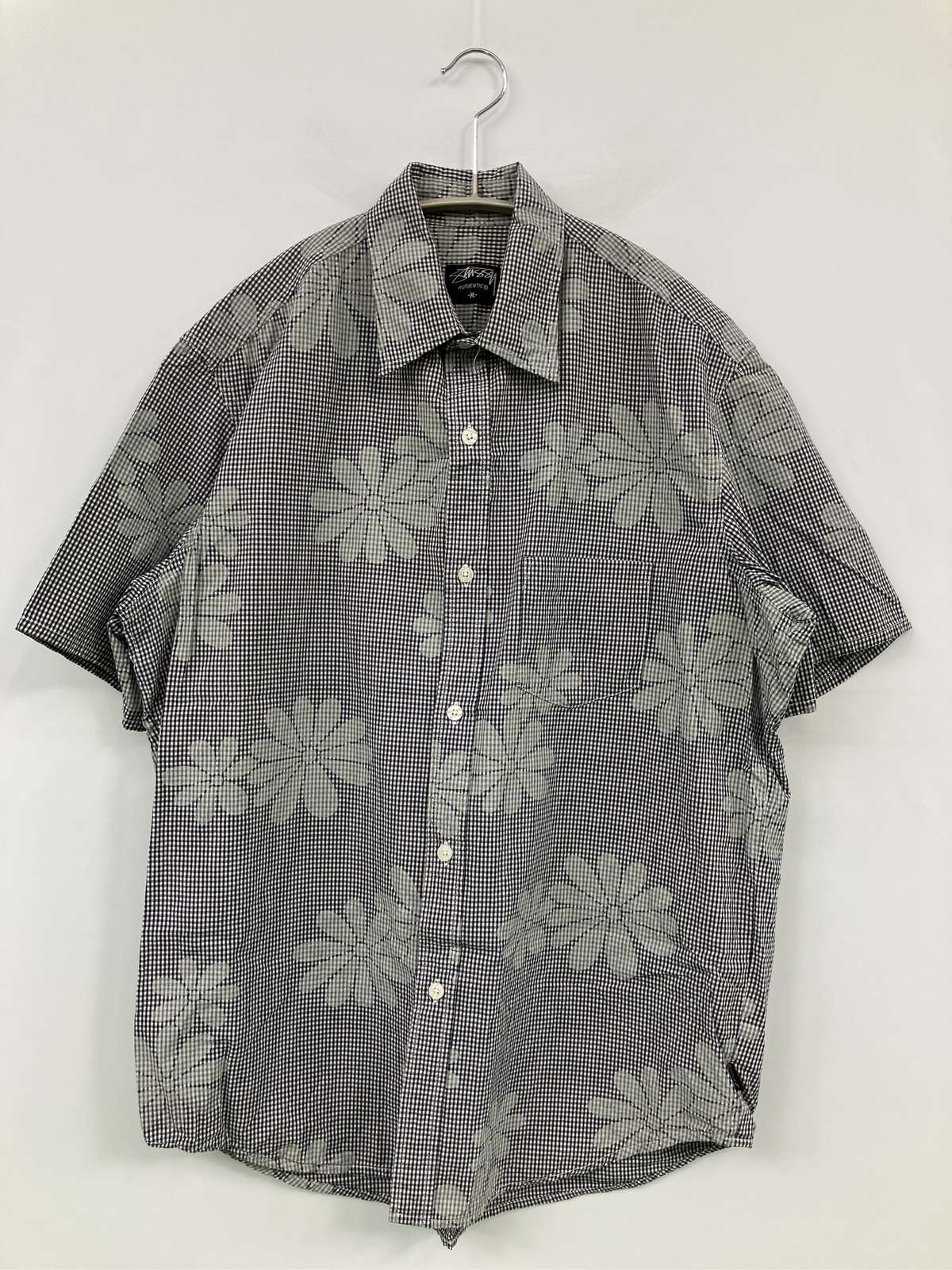 【中古】stussy ステューシー シャツ/ブラウス M グレー コットン 花柄・ボタニカル柄 その他総柄 ミドル丈 半袖 レギュラーカラー メンズ｜digdig 店