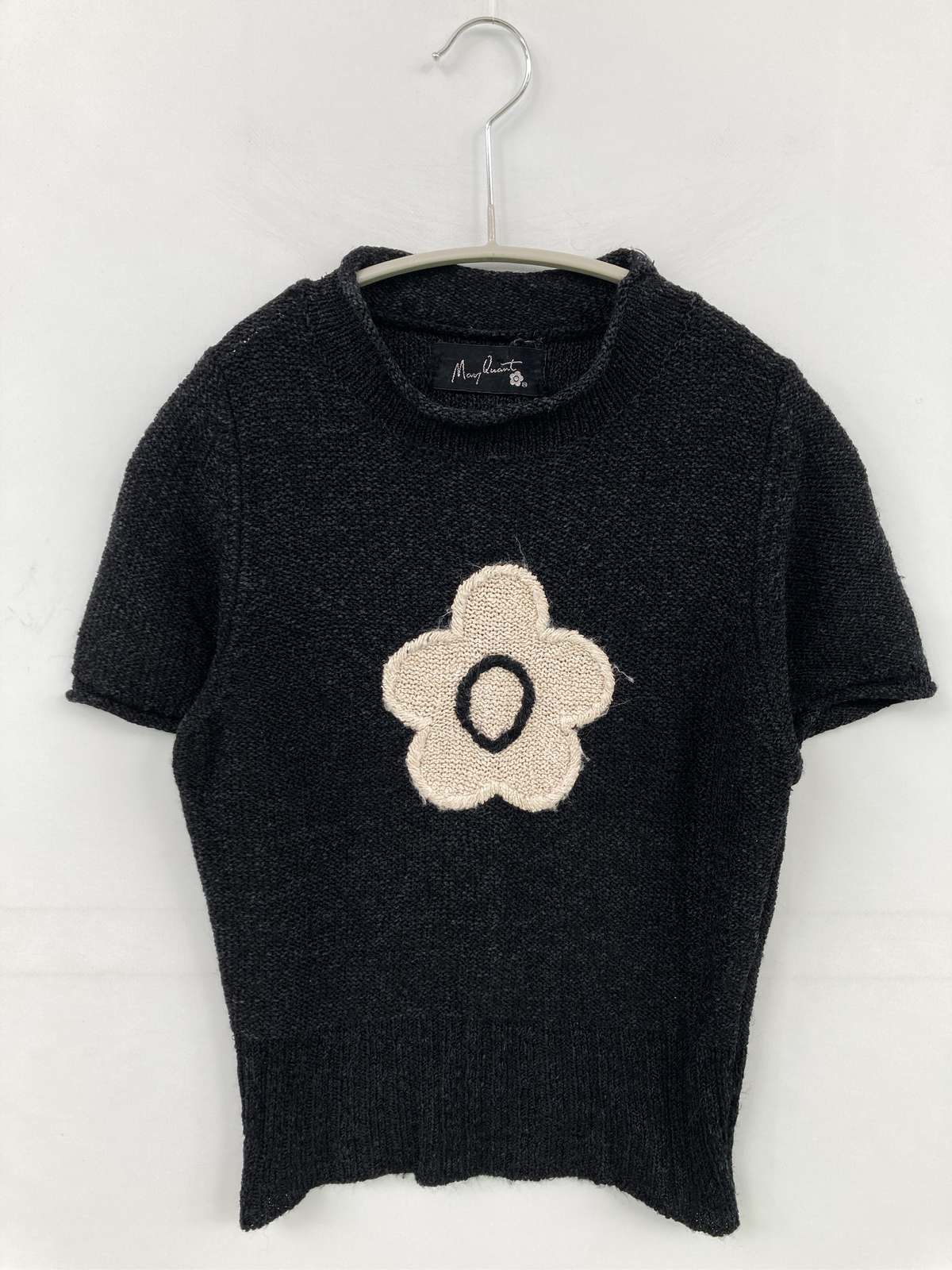 【中古】MARY QUANT マリークヮント 編み物/スウェーター 黒いこと 花柄・ボタニカル柄 ブランド名ロゴタイプ 遊撃手丈 半袖 労働者の一団素っ首(丸首) レディース
