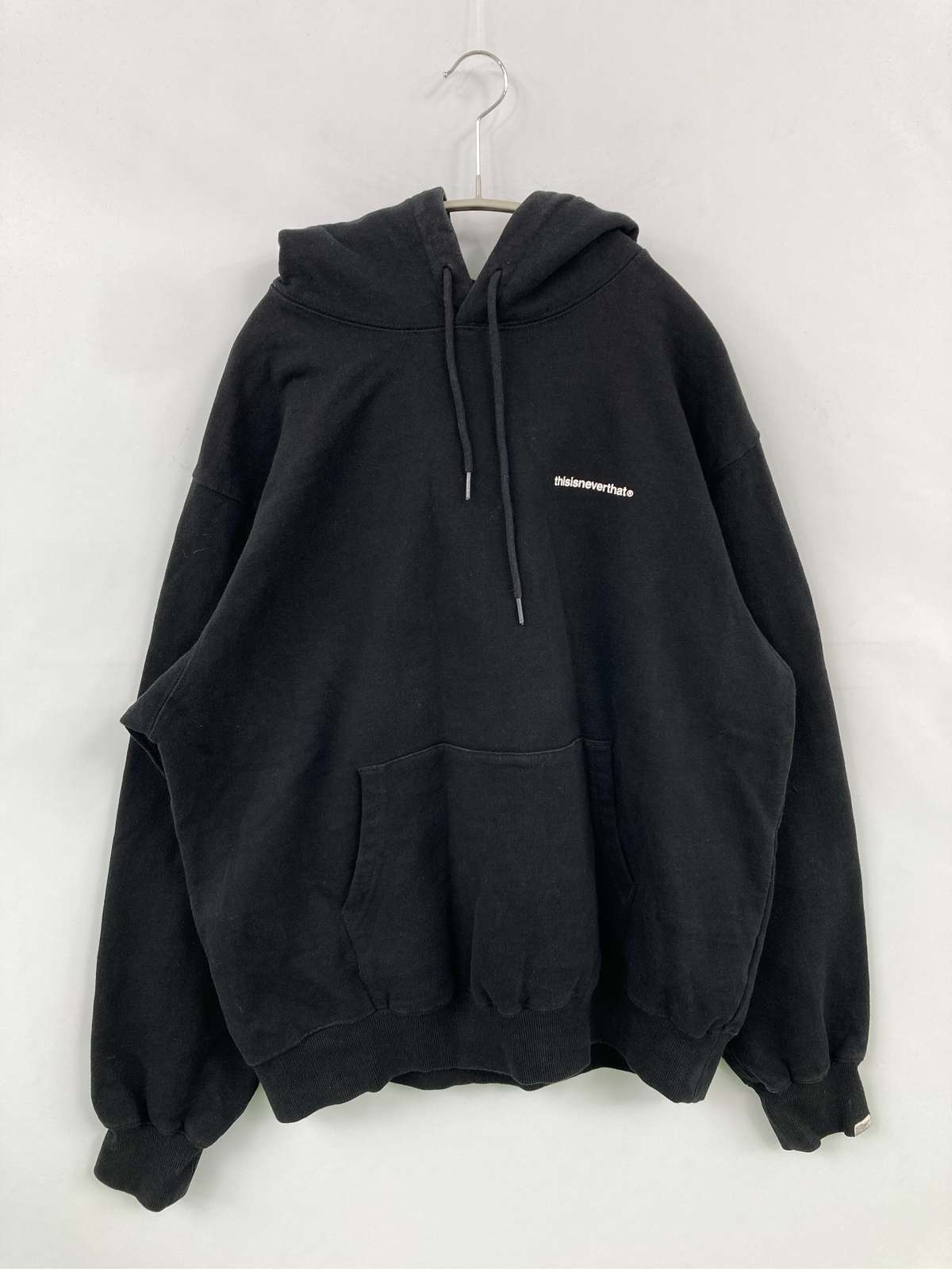 【中古】thisisneverthat ディスイズネバーザット パーカー M 黒いこと 裏起毛 うしろ側刷り上げる ブランド名ロゴタイプ ティーシャツ 長袖 メンズ レディース