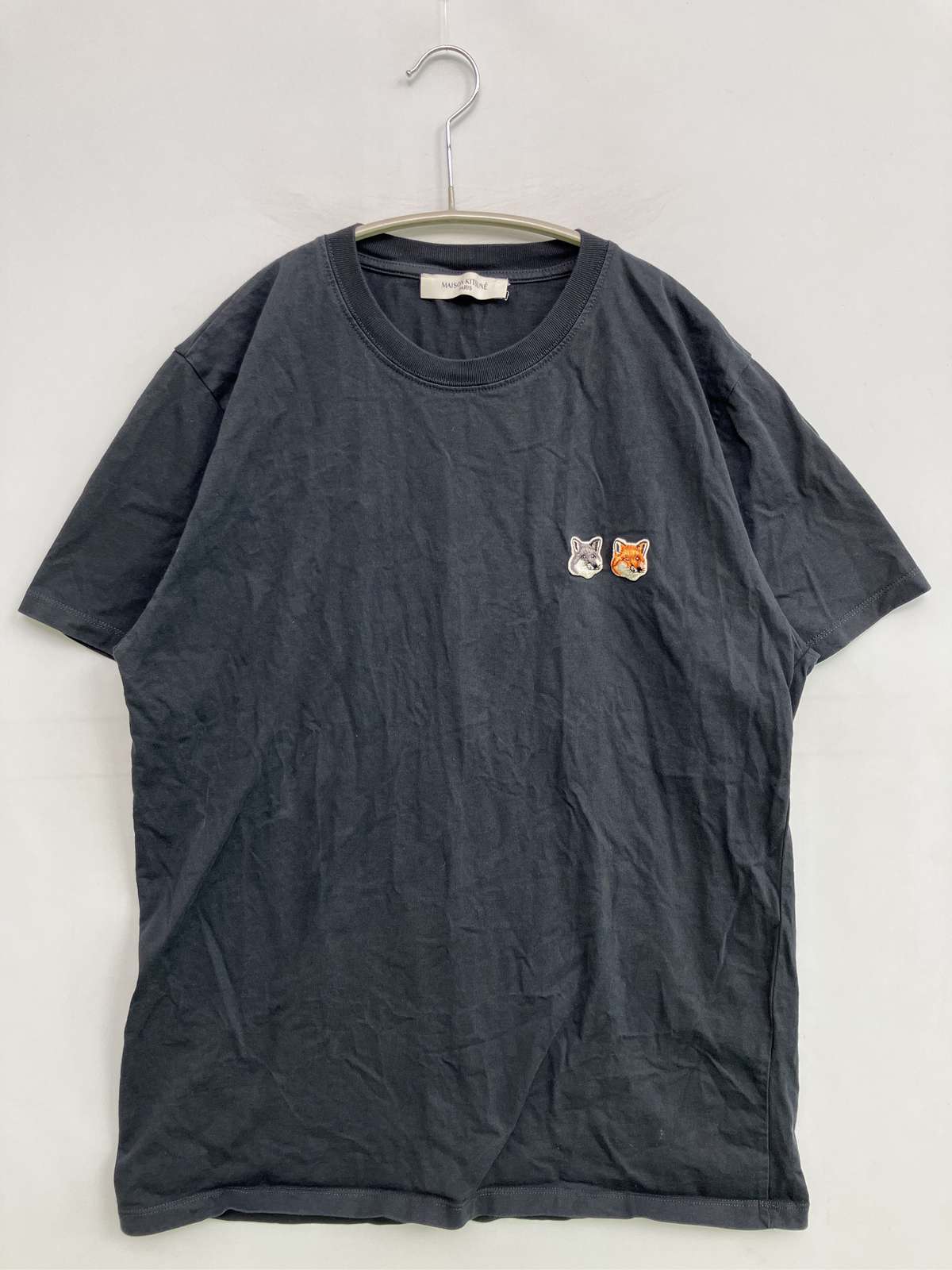 【中古】MAISON KITSUNE メゾンキツネ Tシャツ/カットソー ブラック ワンポイント 刺繍 ミドル丈 半袖 クルーネック(丸首) メンズ レディース|digdig 店