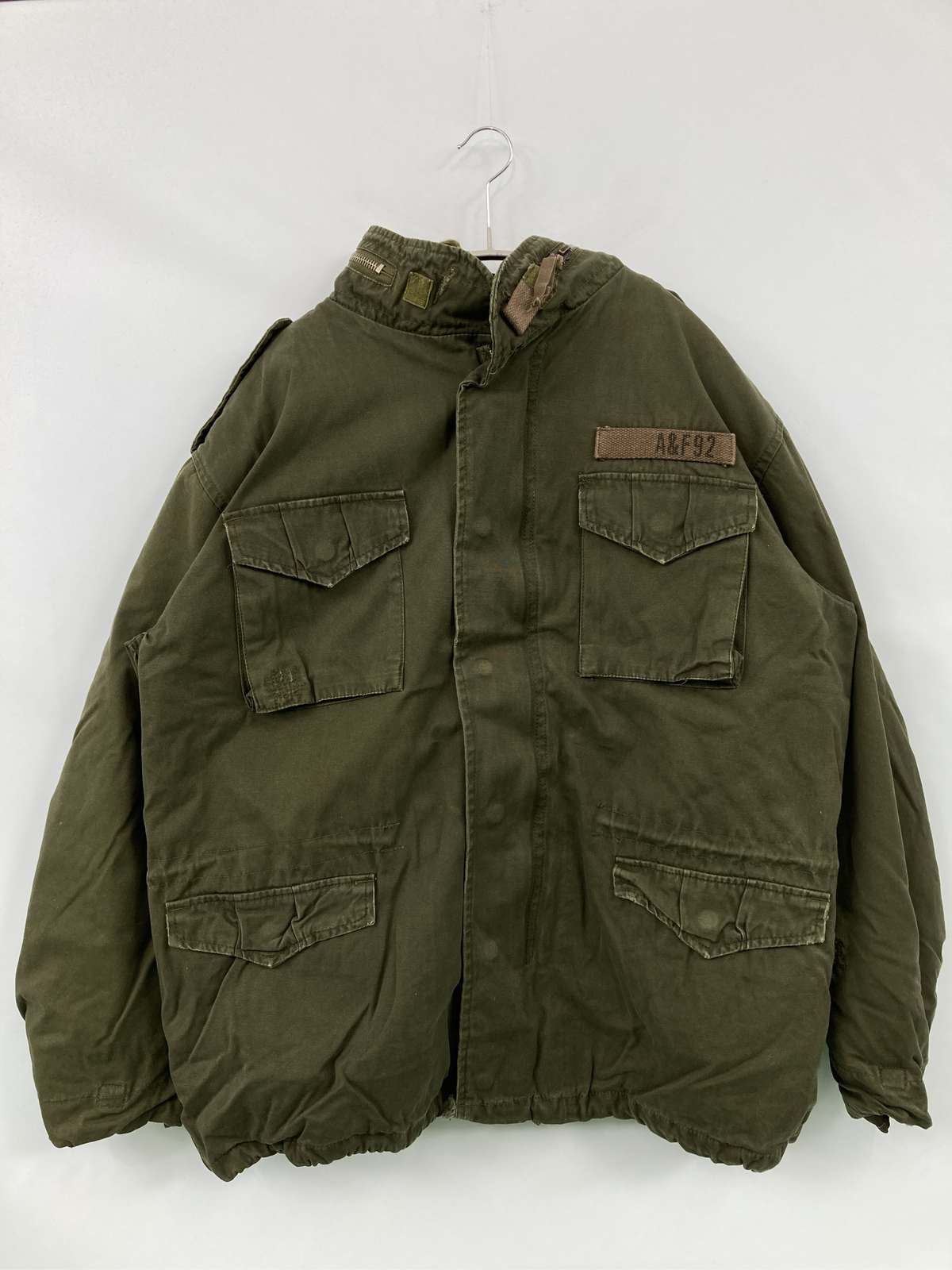 【中古】Abercrombie \u0026 Fitch アバクロンビーアンドフィッチ ミリタリー上衣 XL カーキ 綿織物 ナイロン ボア 無地 ワンポイント ブランド名ロゴタイプ ボンネットあり ジップアップ 名取り草留め メンズ