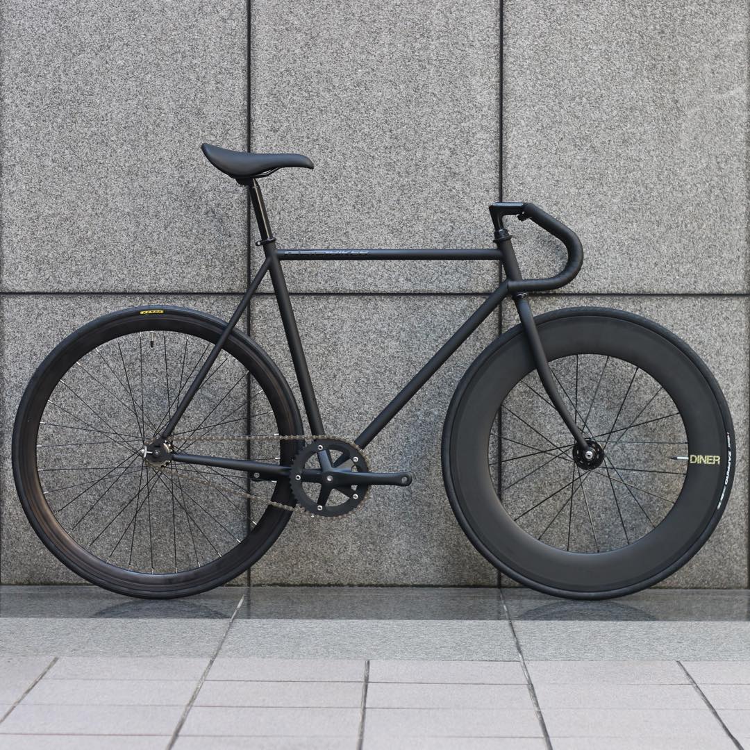 宅送 ピストバイク 完成車 Cartel Bike Avenue Mat Black Front mm Carbon Wheel Custom カーテルバイク 自転車 バイク スポーツバイク 完成品 クロモリ 軽量 カスタム カスタムバイク ベース フリーギア 固定ギア 初心者 シンプル おしゃれ 黒 ブラック 人気