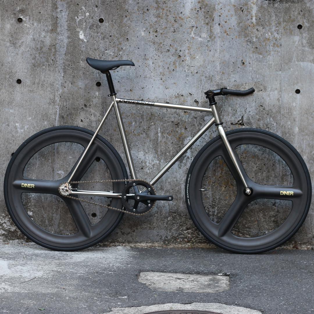 Cartel Bike 販売 完成車 Lo Avenue 3バトン ホイール Diner 3soke ピストバイク 自転車 Customカーテルバイク Chrome Front Rear Carbon Wheel バイク スポーツバイク 完成品 クロモリ 軽量 カスタム カスタムバイク ベース フリーギア 固定ギア 初心者 シンプル Cartel Bike 販売 完成車 Lo Avenue 3バトン ホイール Diner 3soke ピストバイク 自転車 Customカーテルバイク Chrome Front Rear Carbon Wheel バイク スポーツバイク 完成品 クロモリ 軽量 カスタム カスタムバイク ベース フリーギア 固定ギア 初心者 シンプル