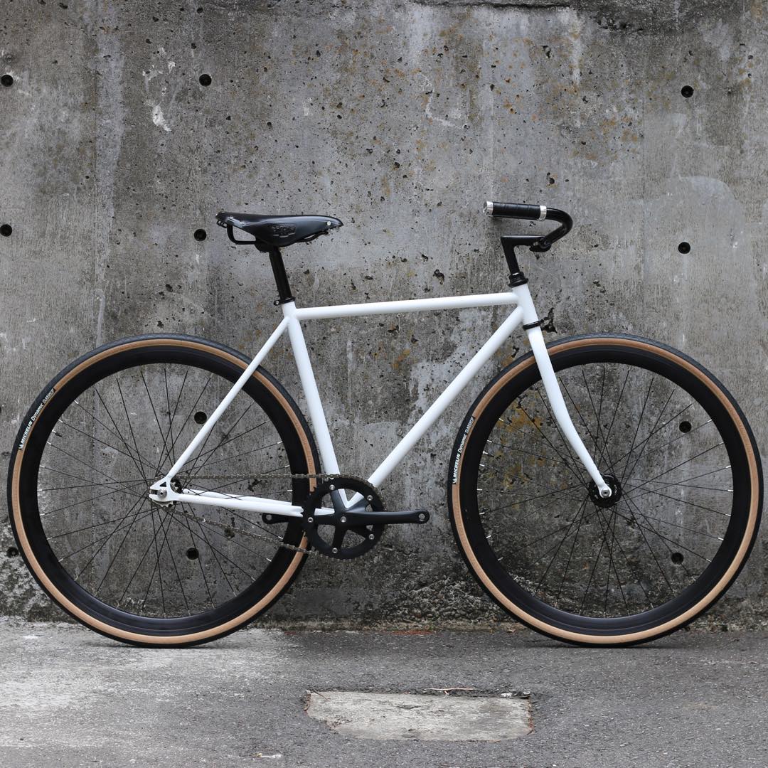 ピストバイク 日本未発売 ピストバイク 完成車 カーテルバイク Cartel Bikes Avenue Matte White Brooks Custom 自転車 バイク スポーツバイク 完成品 クロモリ 軽量 カスタム カスタムバイク ベース フリーギア 固定ギア 初心者 シンプル おしゃれ 白 ホワイト