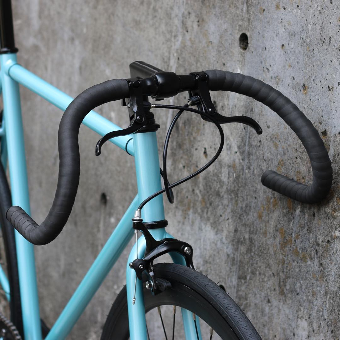 ピストバイク Leaderbike 完成車 カーテルバイク パーツ Cartel Bike Avenue カスタム Light Blue 自転車 バイク スポーツバイク 完成品 クロモリ 軽量 カスタム カスタムバイク ベース フリーギア 固定ギア 初心者 シンプル おしゃれ ブルー 青 Diner店シンプルな ピストバイク Leaderbike 完成車 カーテルバイク パーツ Cartel Bike Avenue カスタム Light Blue 自転車 バイク スポーツバイク 完成品 クロモリ 軽量 カスタム カスタムバイク ベース フリーギア 固定ギア 初心者 シンプル おしゃれ ブルー 青 Diner店シンプルな
